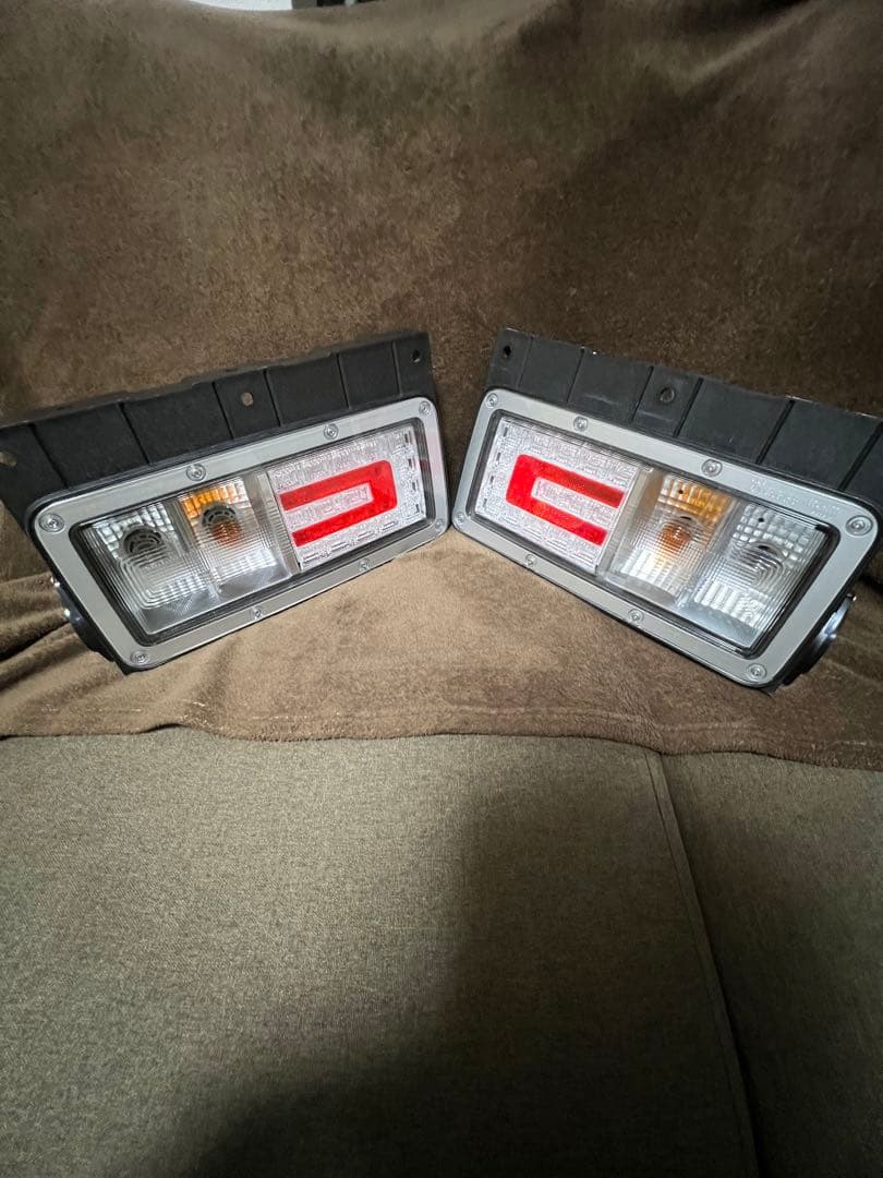 【新車外し】日野大型トラック　純正LED テールランプ