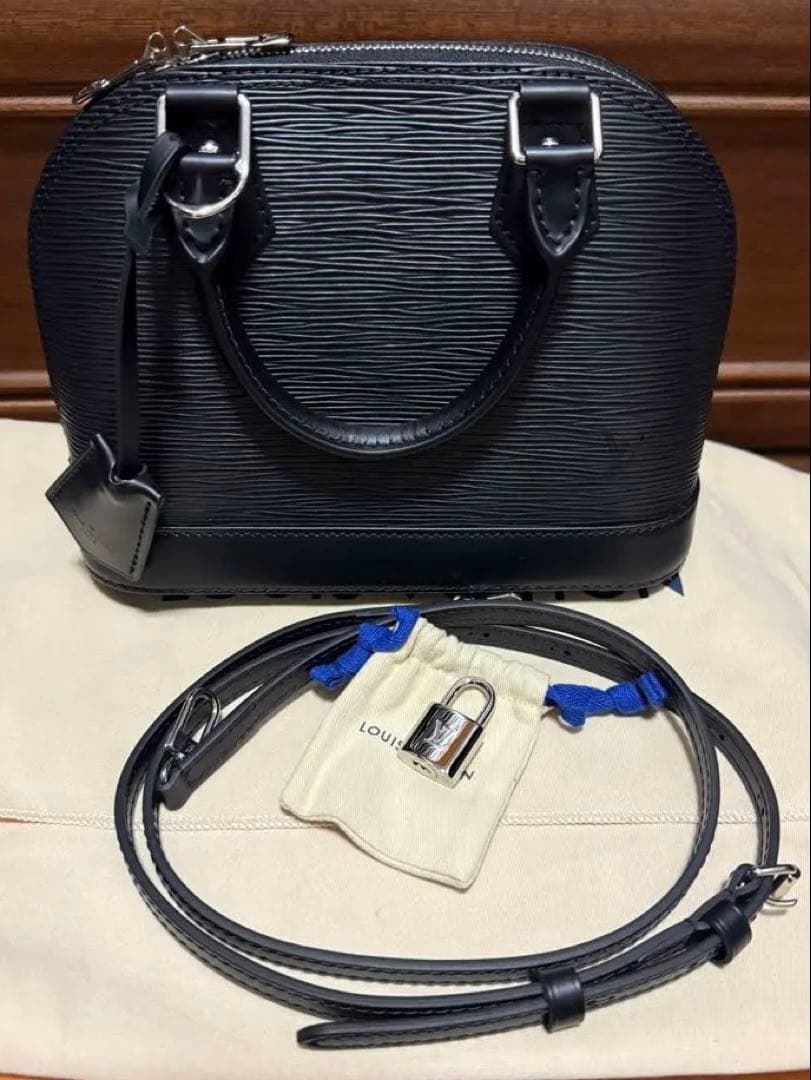 Louis Vuitton エピレザー ブラック ショルダーバッグアルマBB