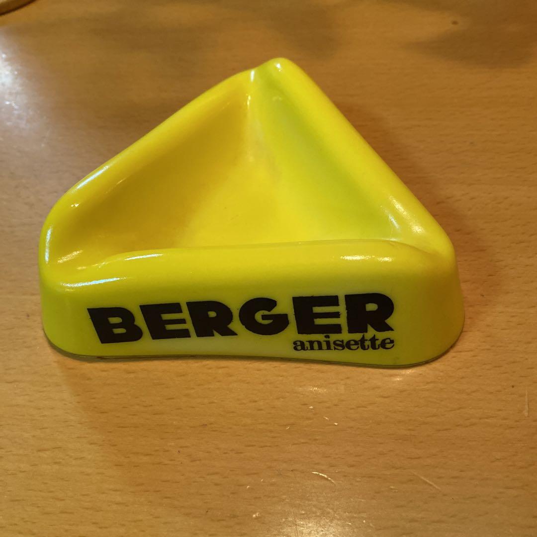 BERGER anisette ミルクガラス　三角灰皿