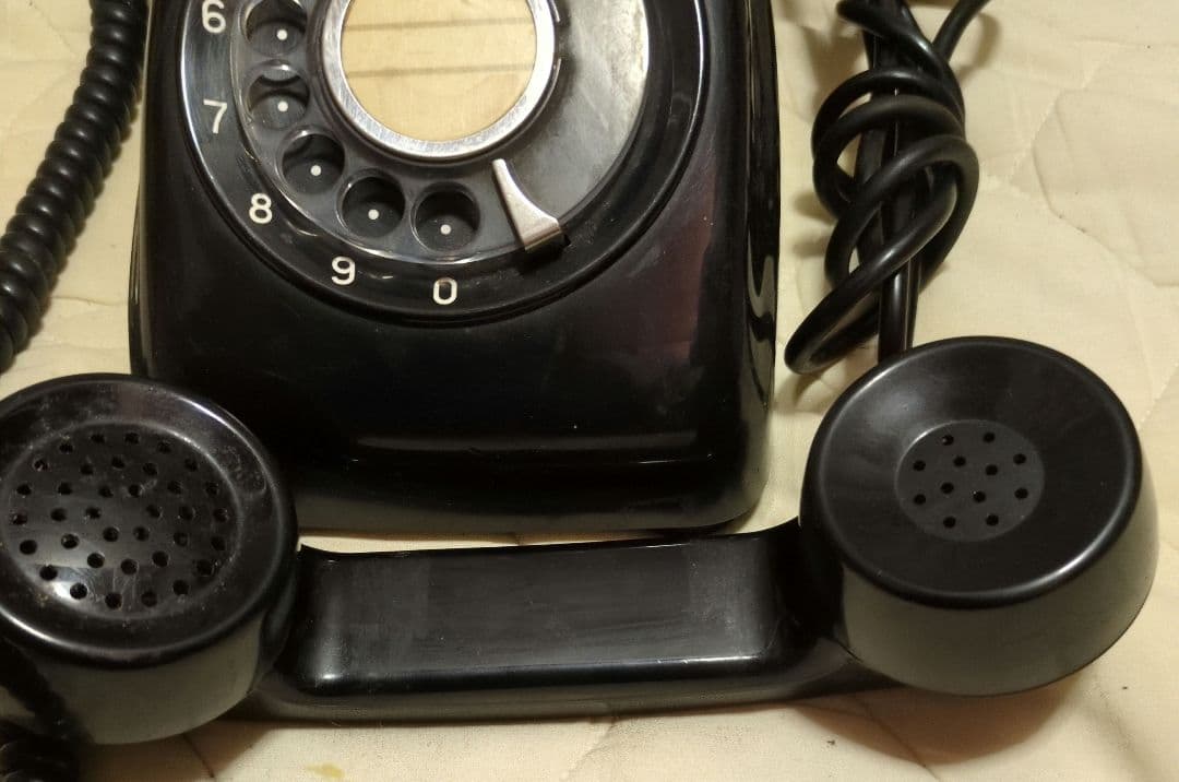 黒電話　ダイヤル式　昭和レトロ　おもしろかわいい存在感　日本電信電話公社