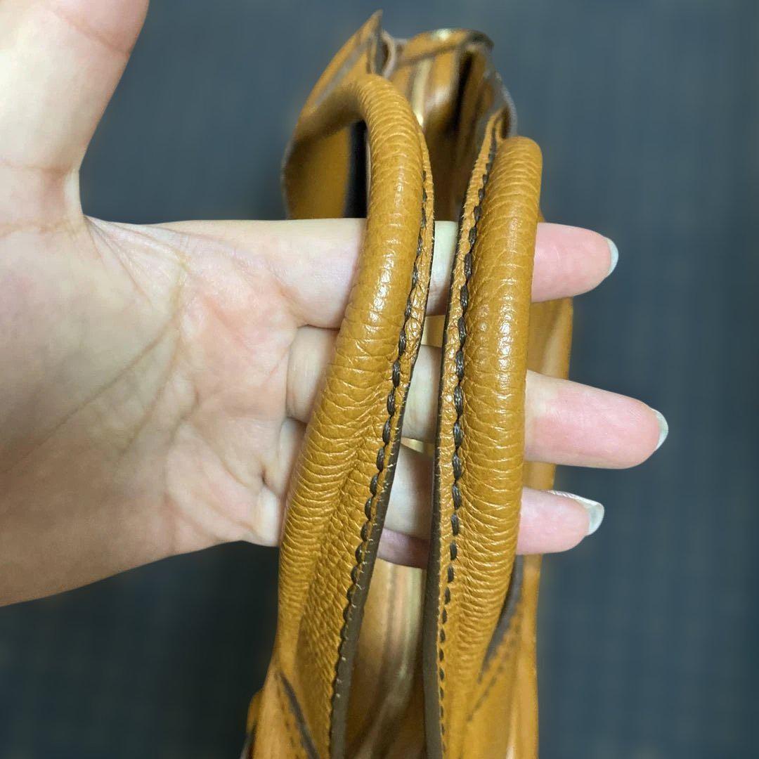 《美品》TOD’S (トッズ)レザー ハンドバッグ 《美品》TOD’S (トッズ)レザー ハンドバッグ