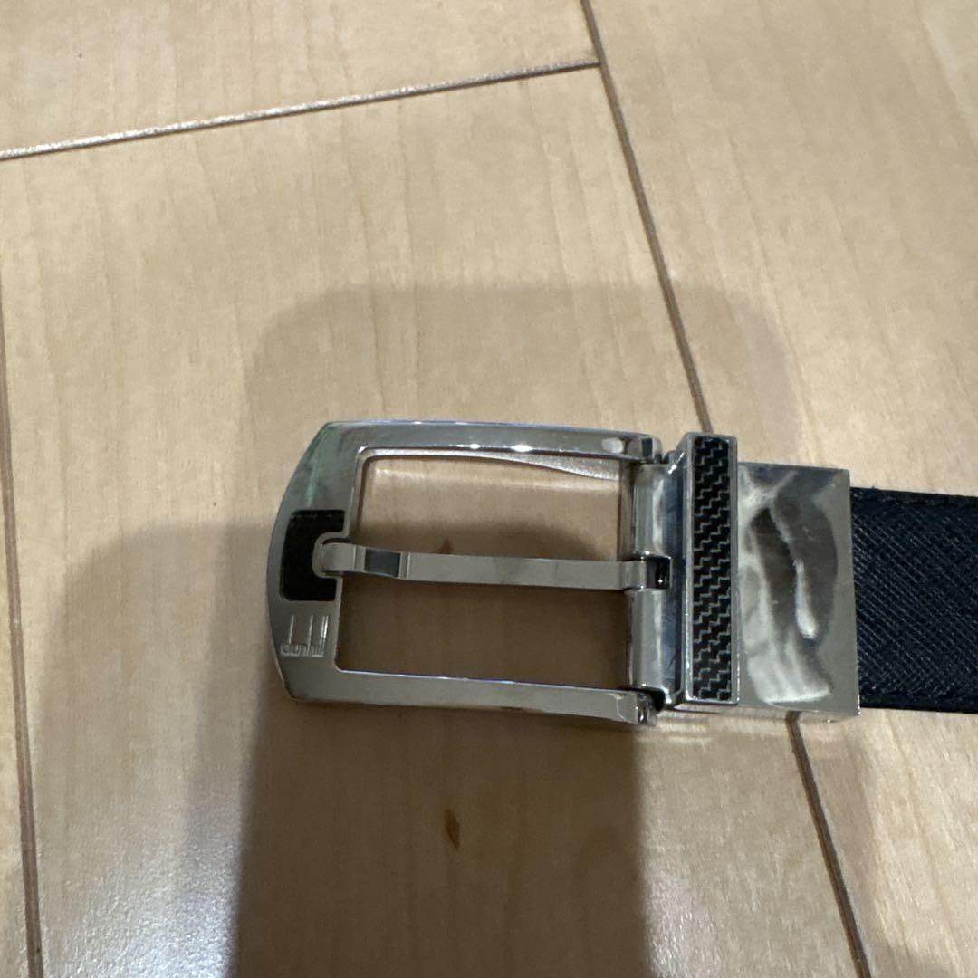 黒レザーベルト シルバーのバックル付き