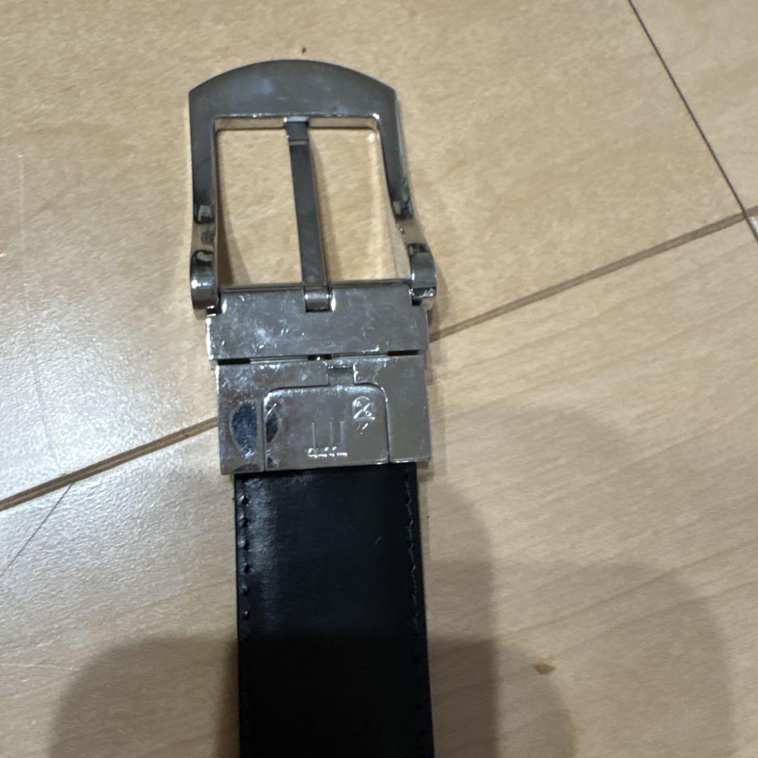 黒レザーベルト シルバーのバックル付き
