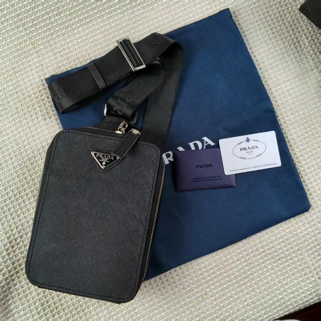 PRADA ブラック ミニ ボディバッグ・ウエストポーチ