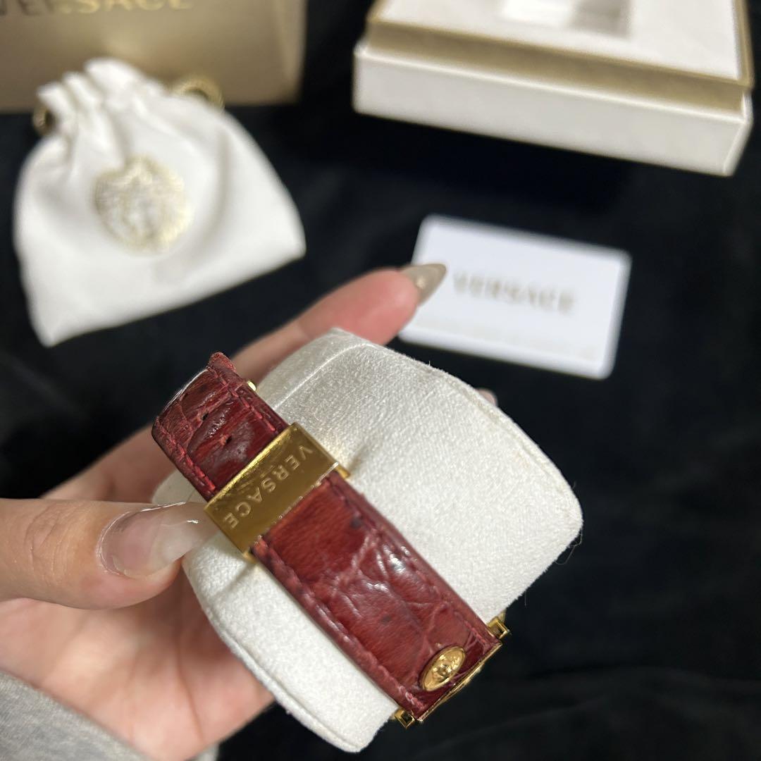 VERSACE 赤色ダイヤル 時計