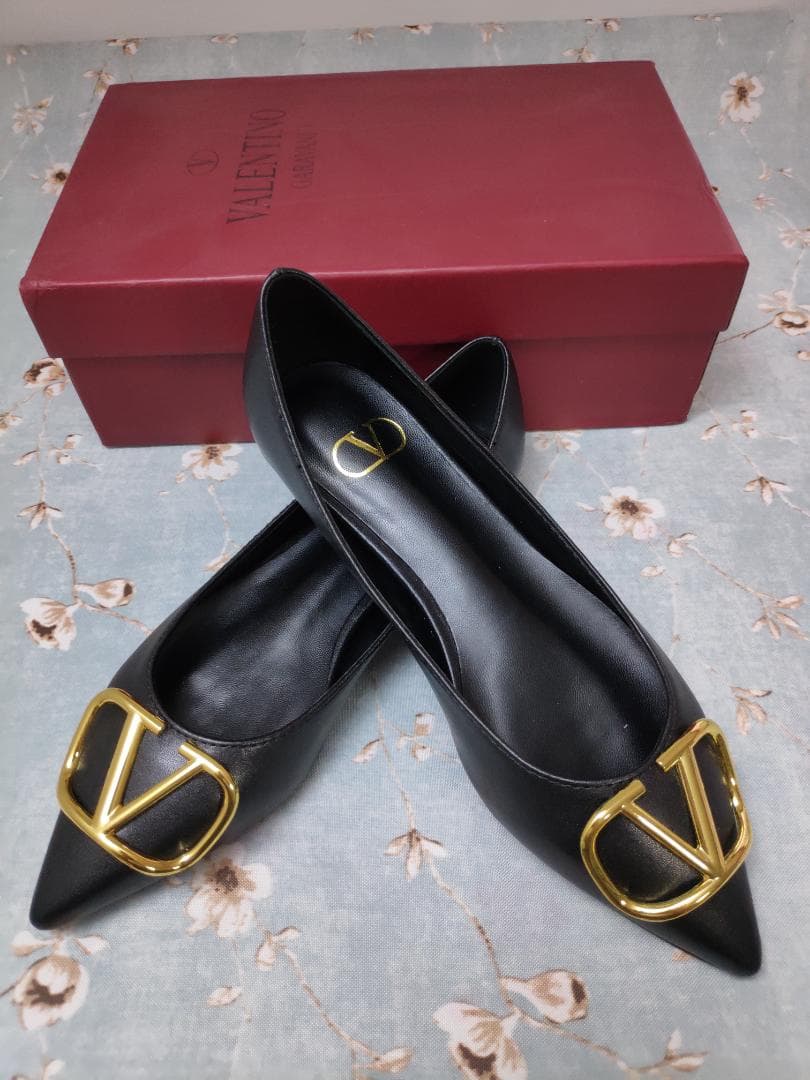 VALENTINO ブラックポインテッドトゥフラットシューズ