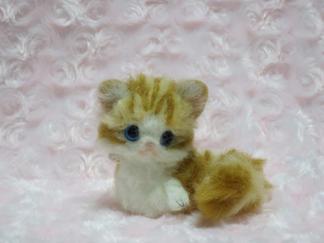 羊毛フェルト 猫 ミヌエットちゃん 茶白 招き猫 飾り物 置物