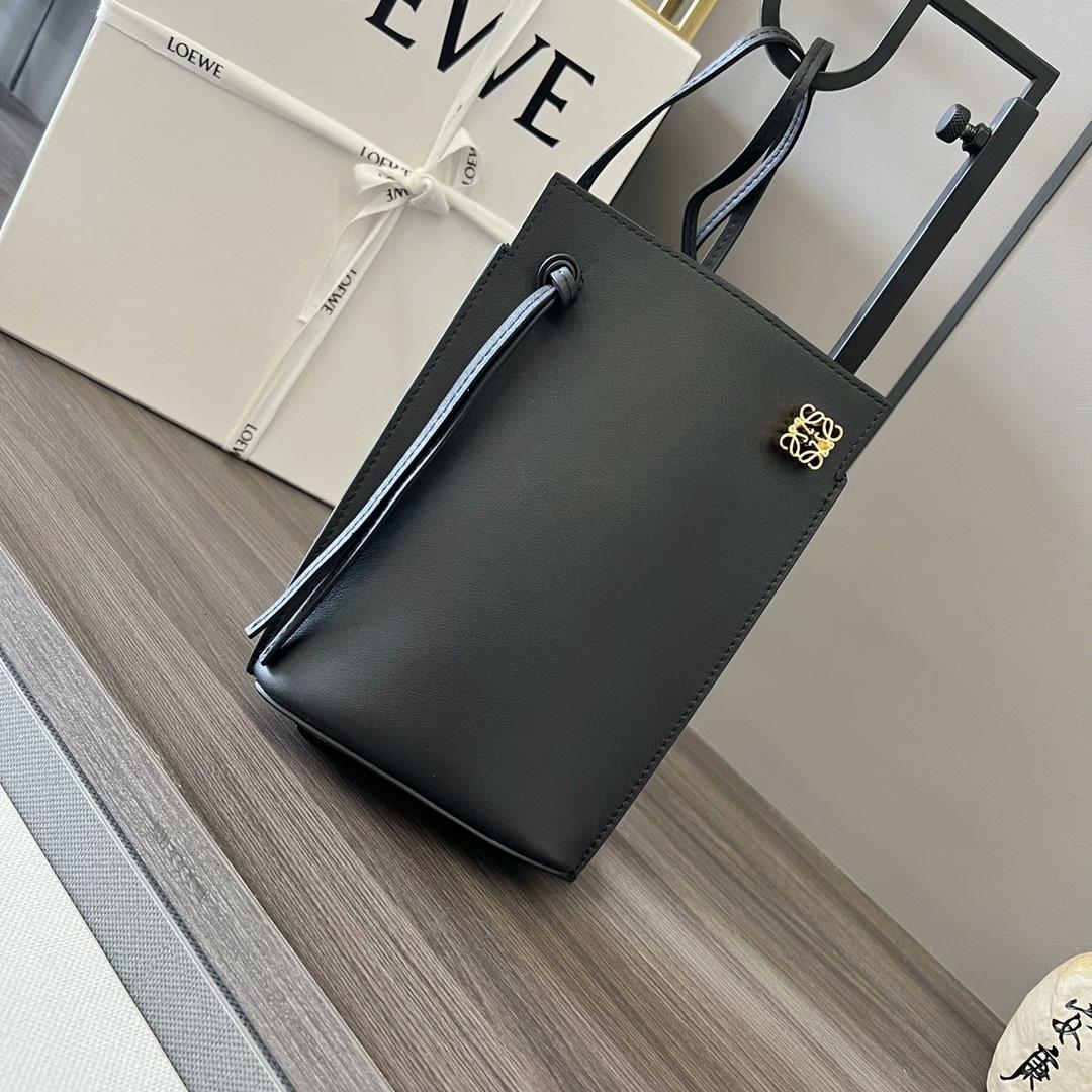 LOEWE ブラック ショルダーバッグ
