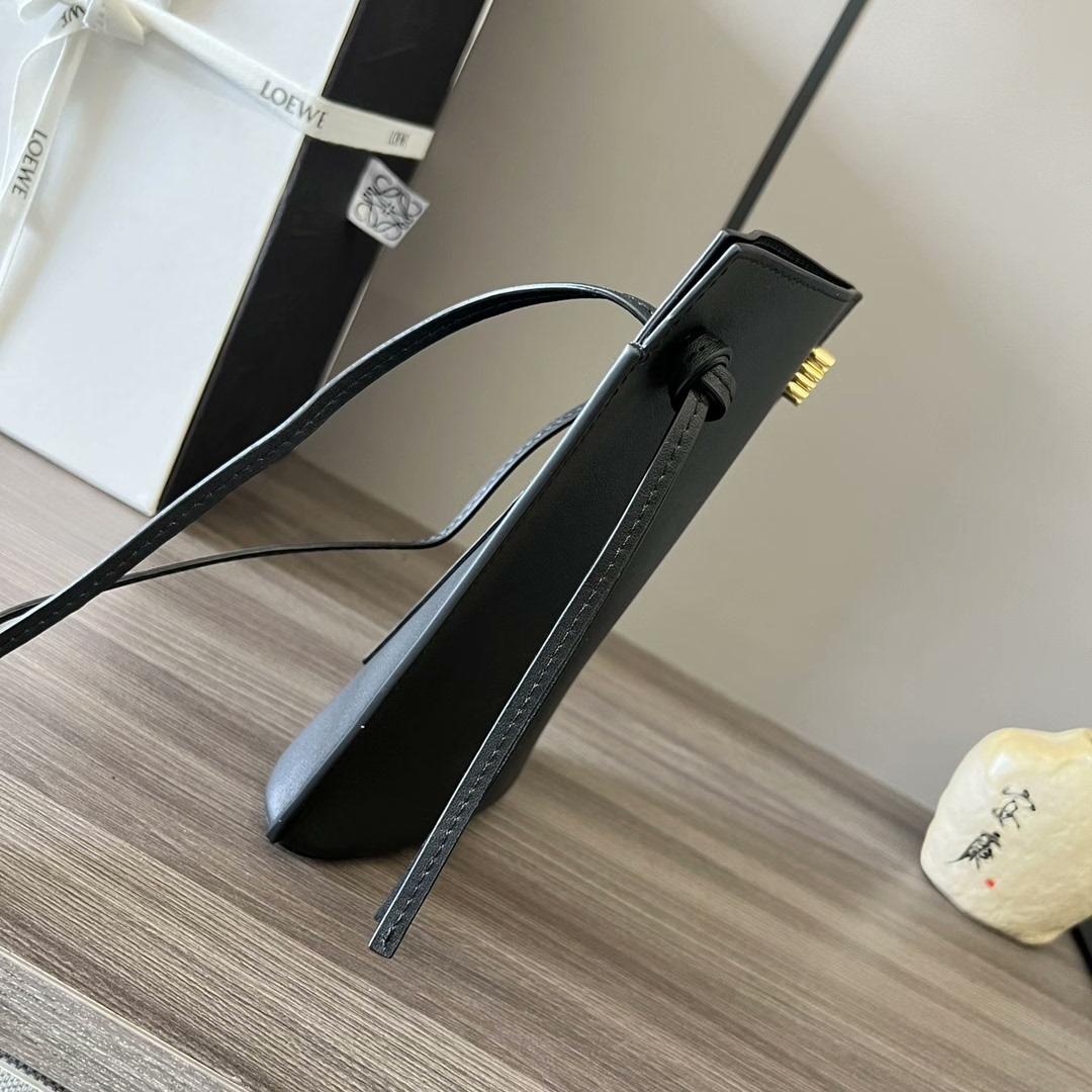 LOEWE ブラック ショルダーバッグ