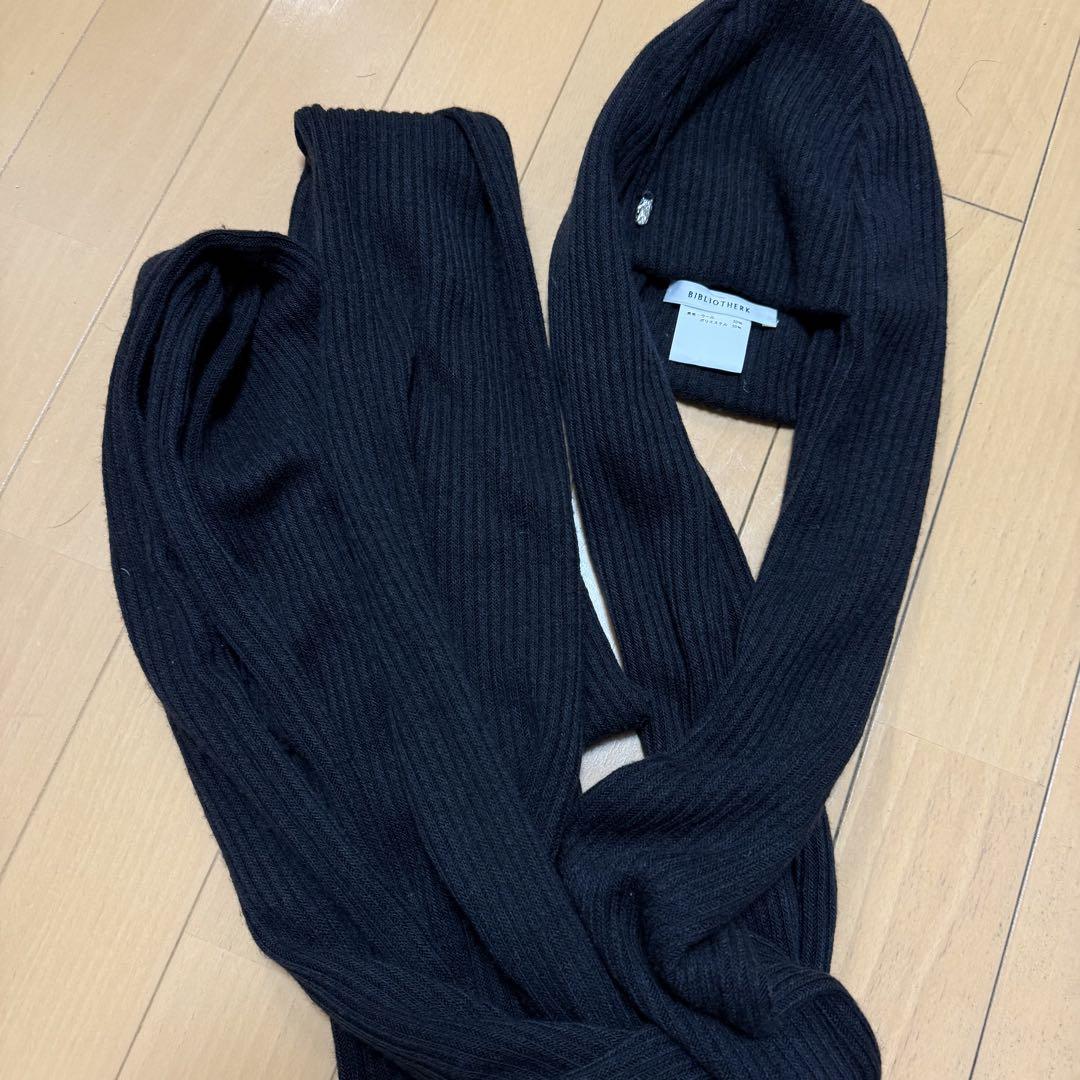 bibliotherk skirf with hand jewelry 黒