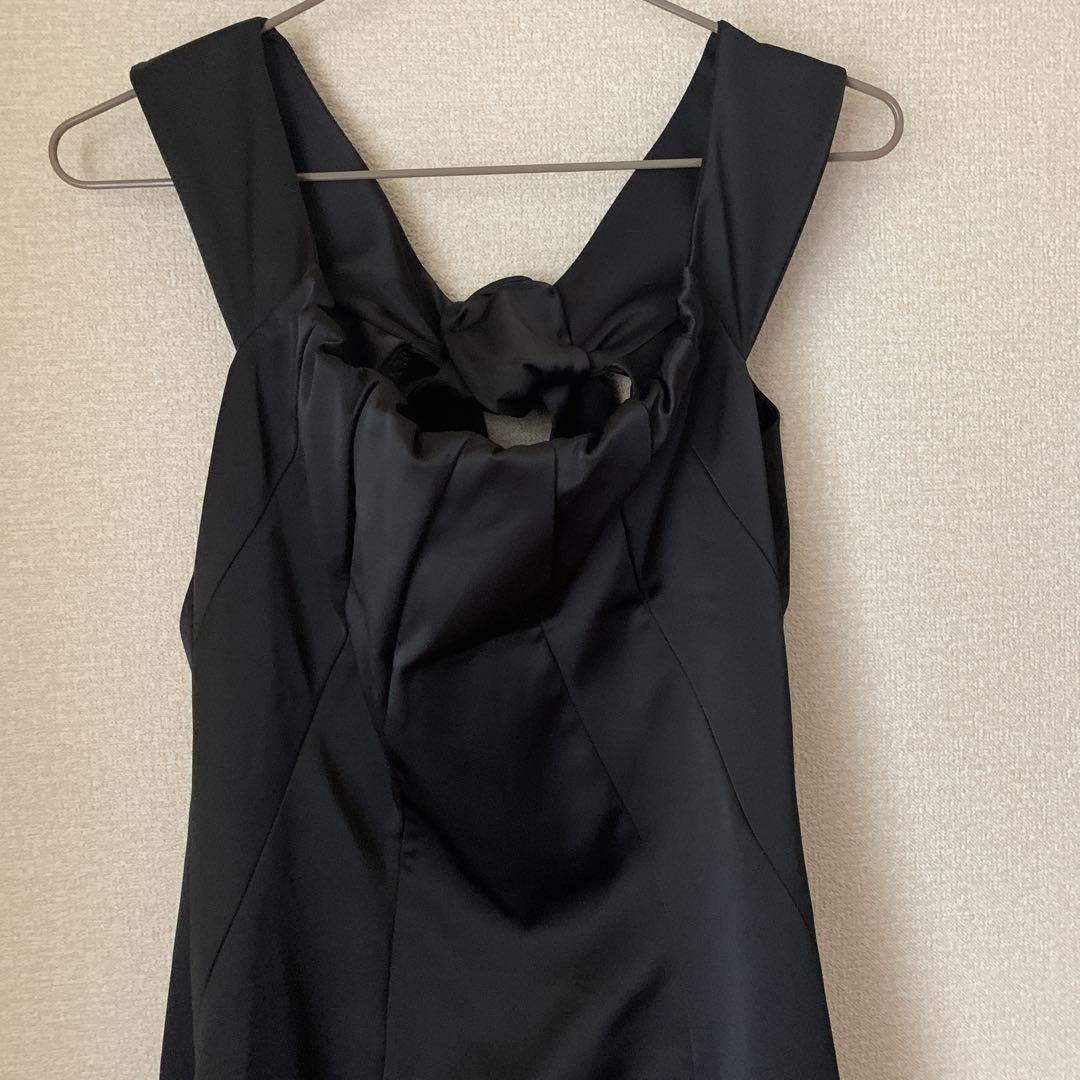 美品　背中開きバックリボン付き　タフタシルク　ブラックドレス