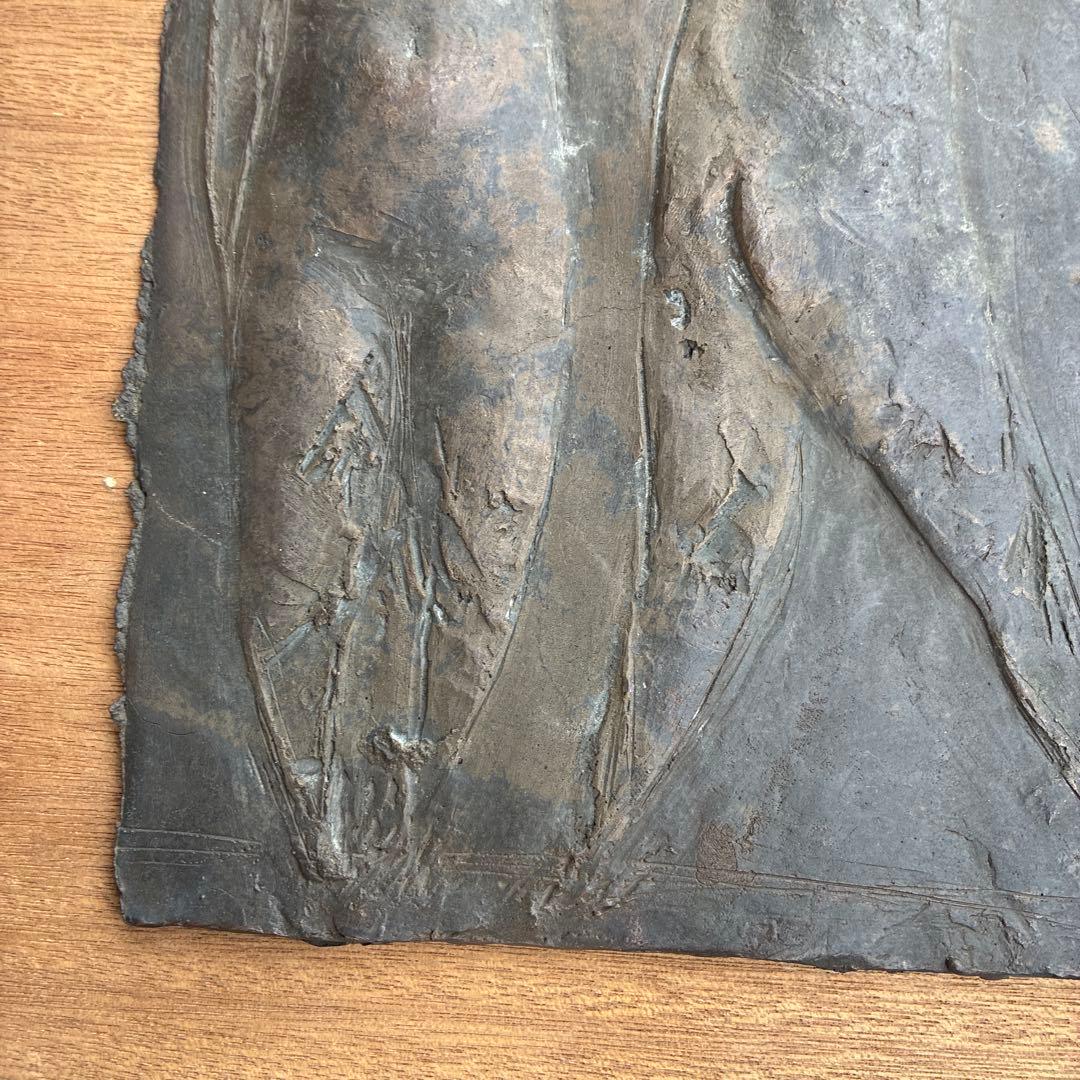 金属製浮彫り 人間の形状目立った傷や汚れなし