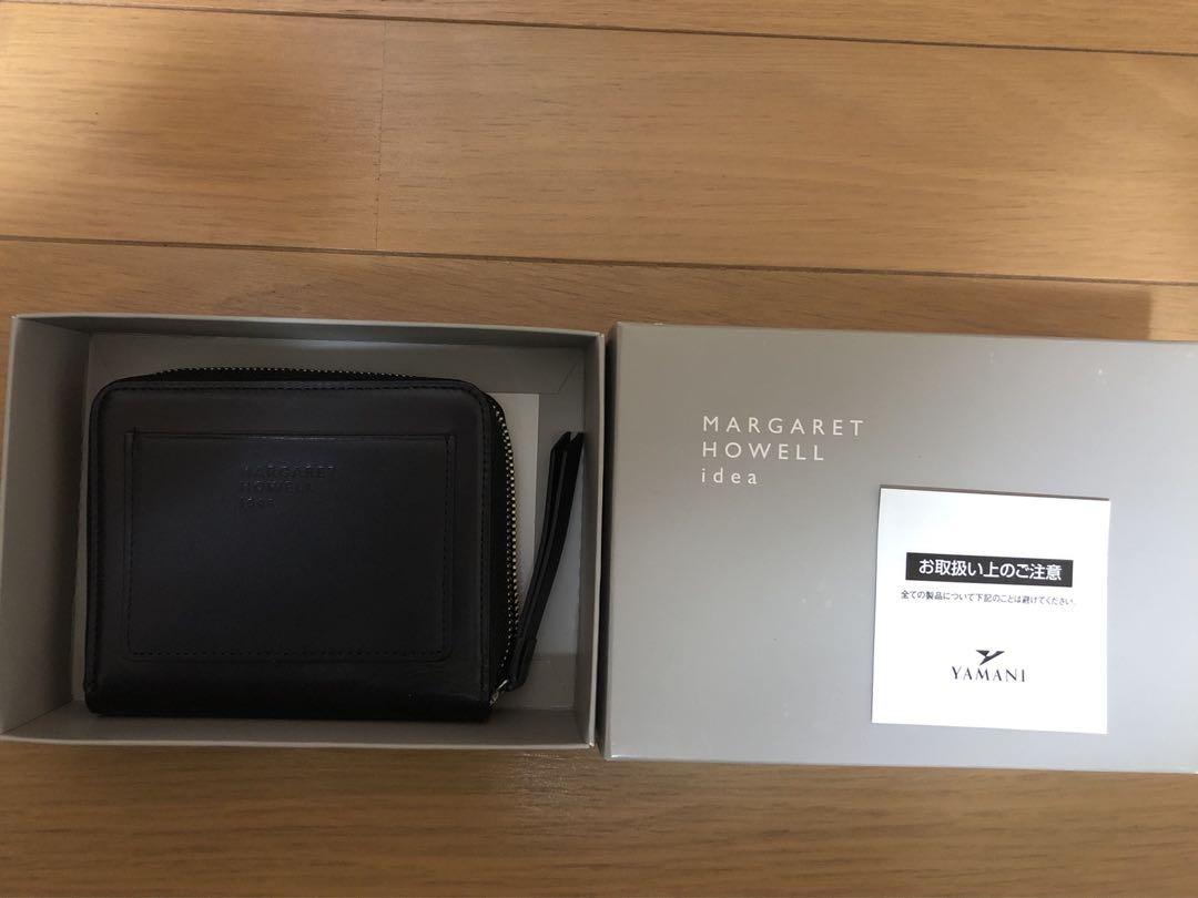 マーガレットハウエルの黒に近い濃いネイビーの折財布です
