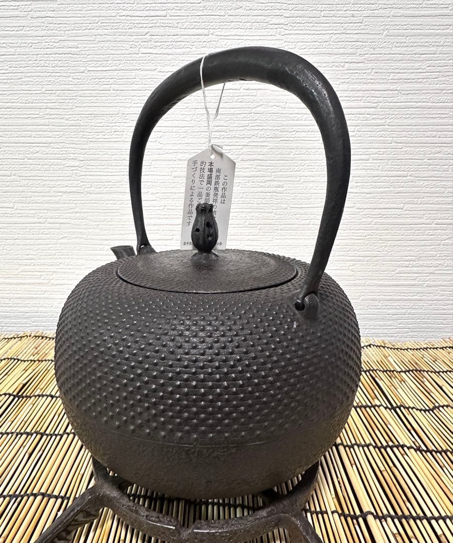 新品、供箱等付属品付 南部藤枝工房 藤枝昌行作 15型アラレ 南部鉄瓶 南部鉄器 新品、供箱等付属品付 南部藤枝工房 藤枝昌行作 15型アラレ 南部鉄瓶 南部鉄器