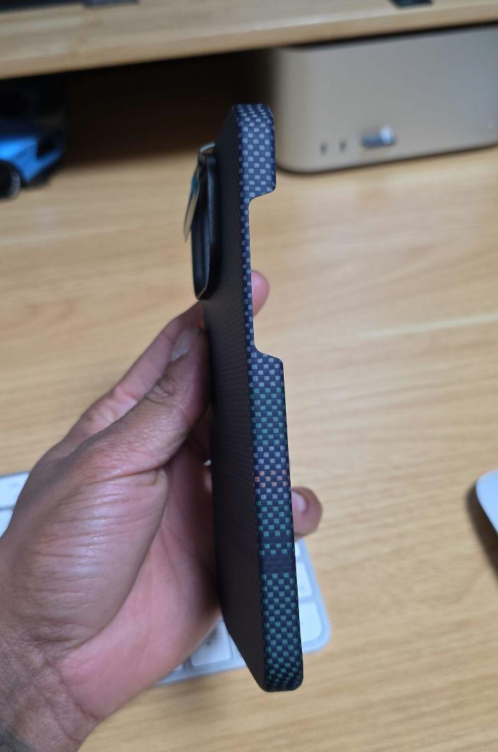 Benks iPhone用カーボンファイバーケース 16 Pro Max