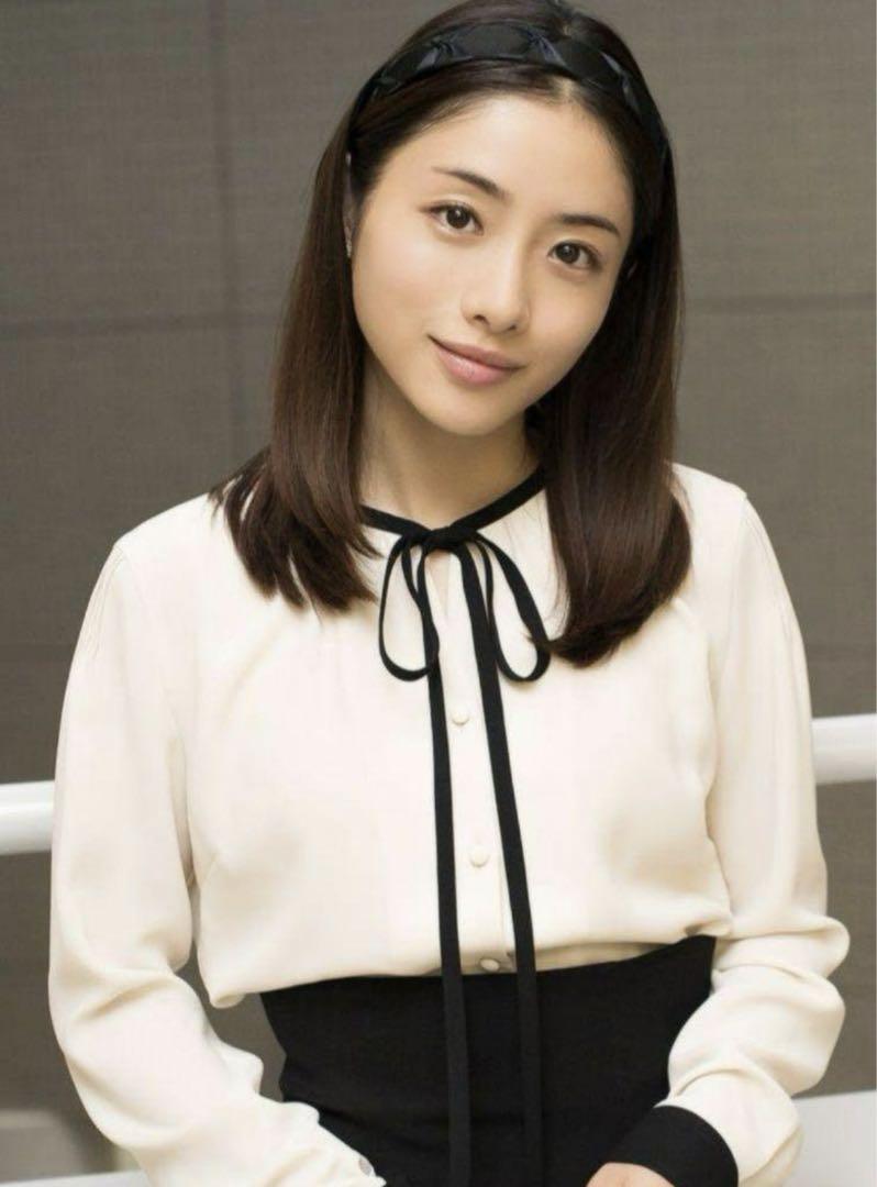 【新品】セルフォード　ボウタイシフォンブラウス　ベージュ　石原さとみさん着用 セルフォード ボウタイシフォンブラウス 石原さとみ 38 ベージュ