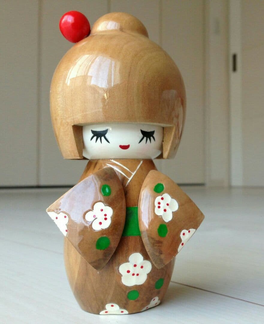 メルカリ 現在風 可愛いこけし 梅柄 オリジナル箱付き 薄茶色 工芸品 1 850 中古や未使用のフリマ