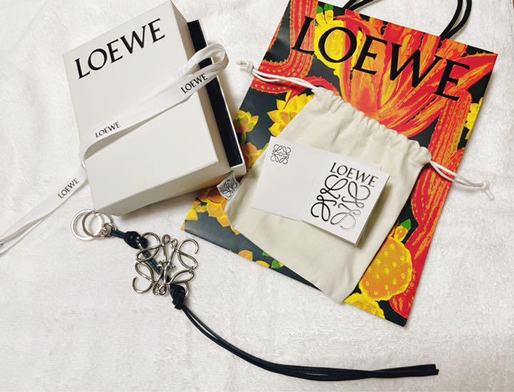 美品 ロエベ LOEWE アナグラム チャーム メタル カーフ 人気新品入荷 美品 ロエベ LOEWE アナグラム チャーム メタル カーフ 人気新品入荷