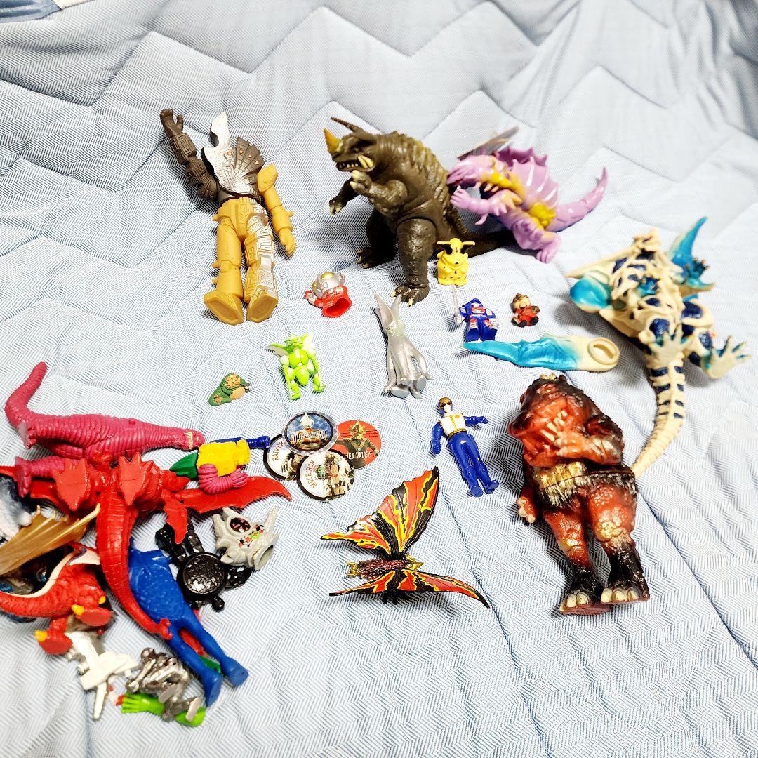 ウルトラマン、ライダー等のソフビ、おもちゃ大量セット 特撮 ウルトラマン、ライダー等のソフビ、おもちゃ大量セット 特撮