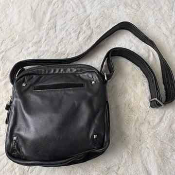 TUMI ブラック レザー ショルダーバッグ　鍵