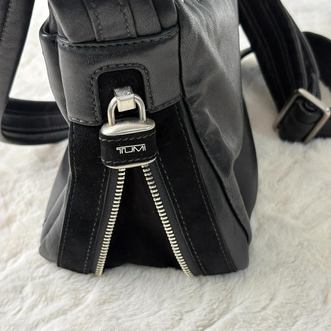 TUMI ブラック レザー ショルダーバッグ　鍵