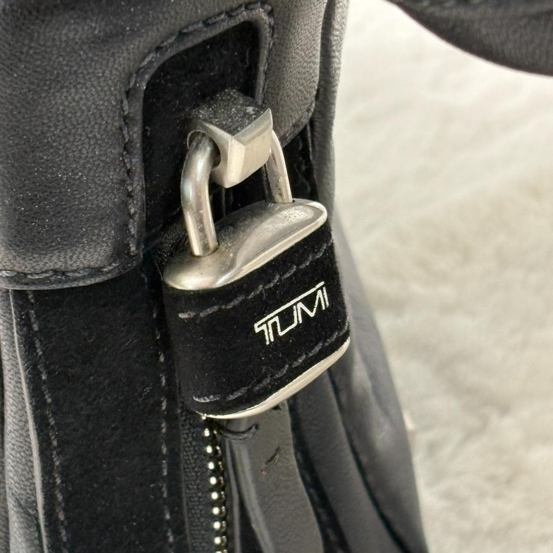 TUMI ブラック レザー ショルダーバッグ　鍵