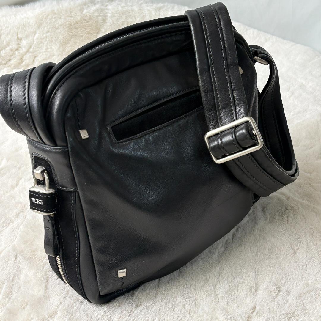 TUMI ブラック レザー ショルダーバッグ　鍵