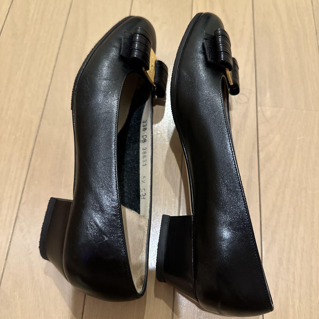 Salvatore Ferragamo ブラック フラットシューズ - メルカリ
