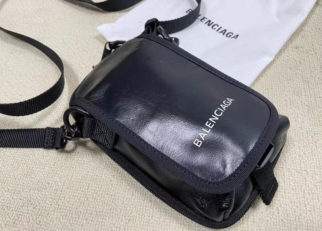 すぐ届くBALENCIAGA*Explorerクロスボディメッセンジャーバッグ ホワイト の ウィメンズ Explorer ホーボー メッセンジャー