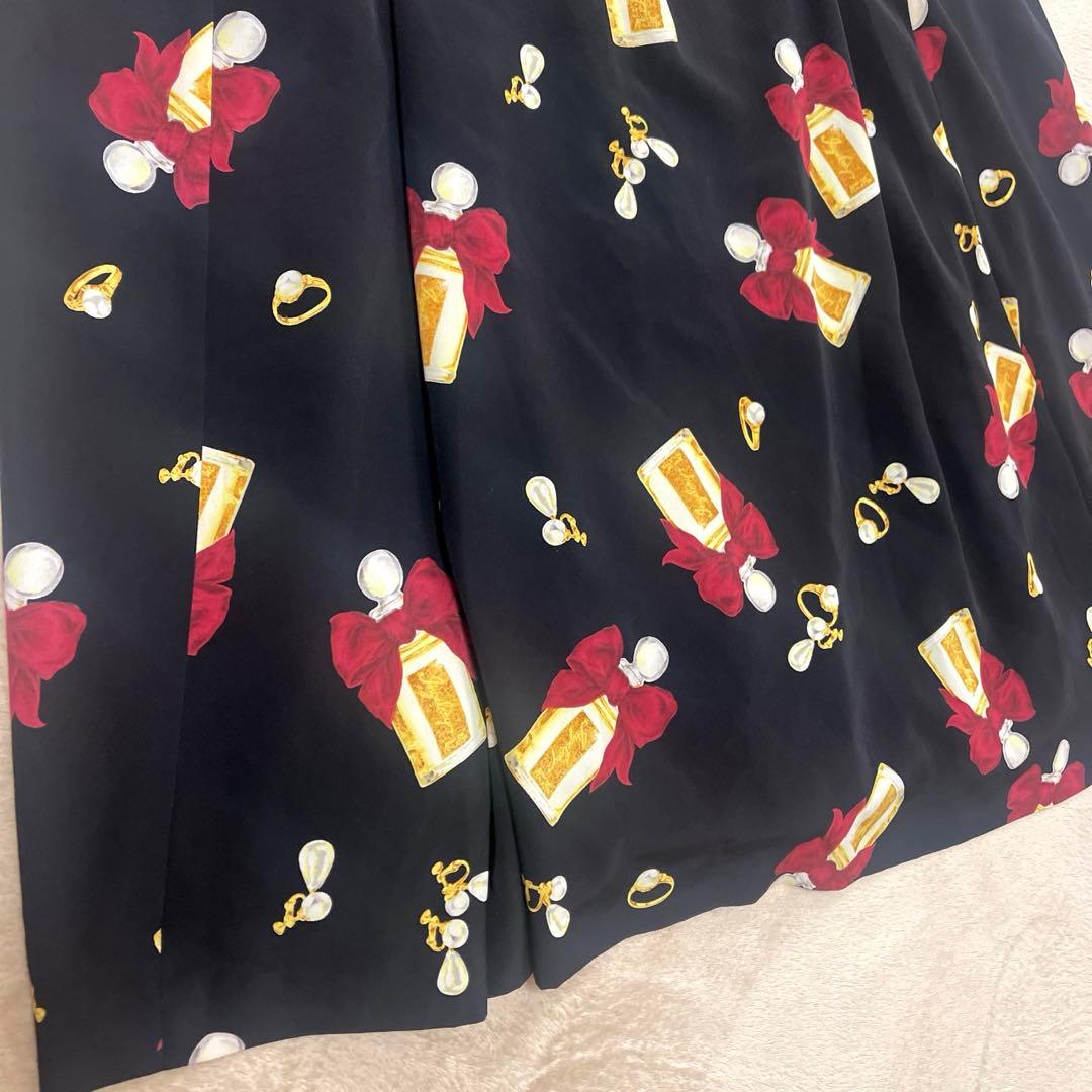 インゲボルグ　ロングワンピース　リングとパフュームボトルのデザイン