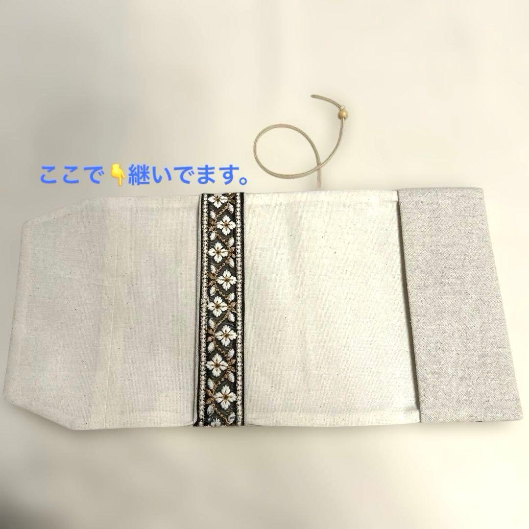 ブックカバー ハンドメイド【文庫】生成りシワ模様　インド刺繍　黒に白花