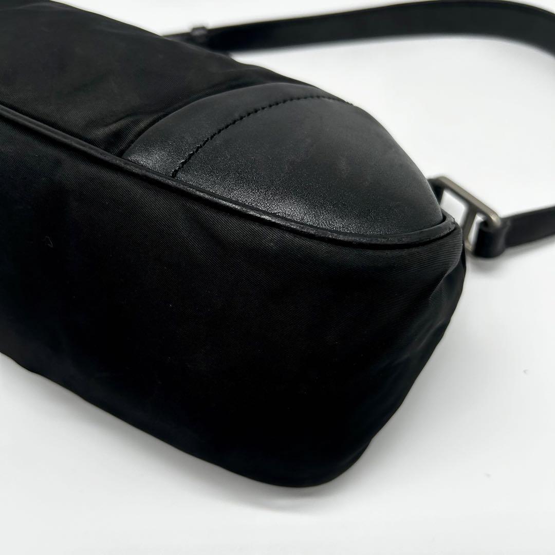良品✨プラダ　ワンショルダー　レザー　アクセサリーポーチ　ナイロン　肩掛け