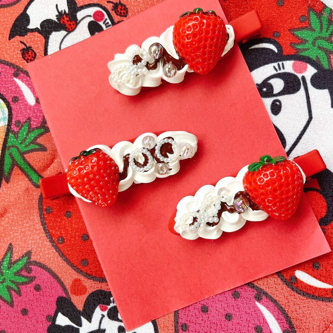 ハンドメイドベビーヘアクリップ　ヘアクリップ　いちごタルト　再出品 いちご 白×赤 ホイップデコ 前髪 クリップ ヘアピン ハンドメイド