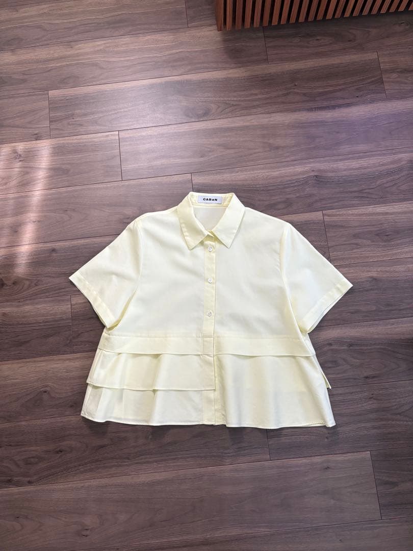 CABaN タイプライターダブルクロス アシンメトリックフリルシャツ