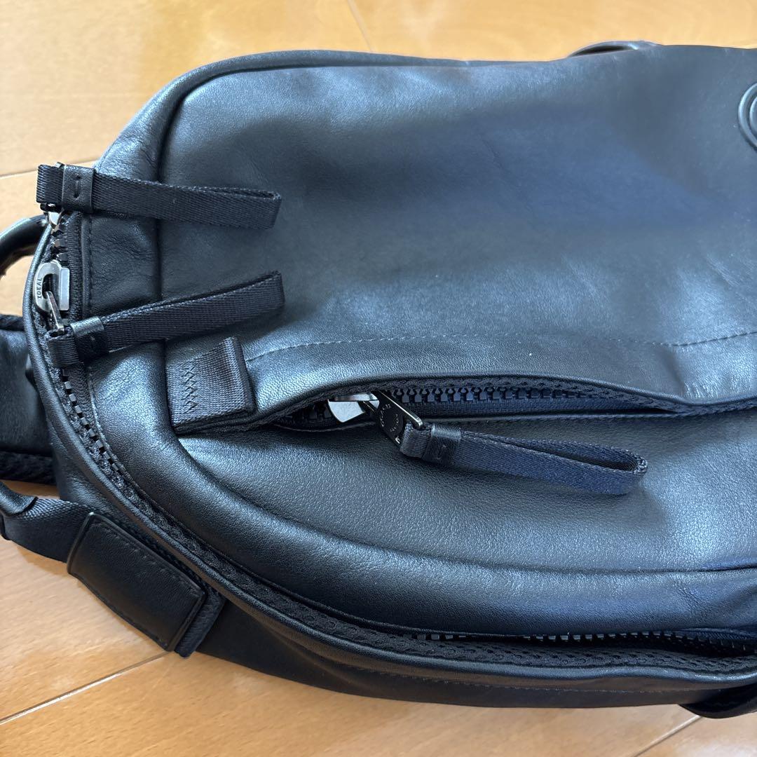COACH ブラックレザー スリングバッグ