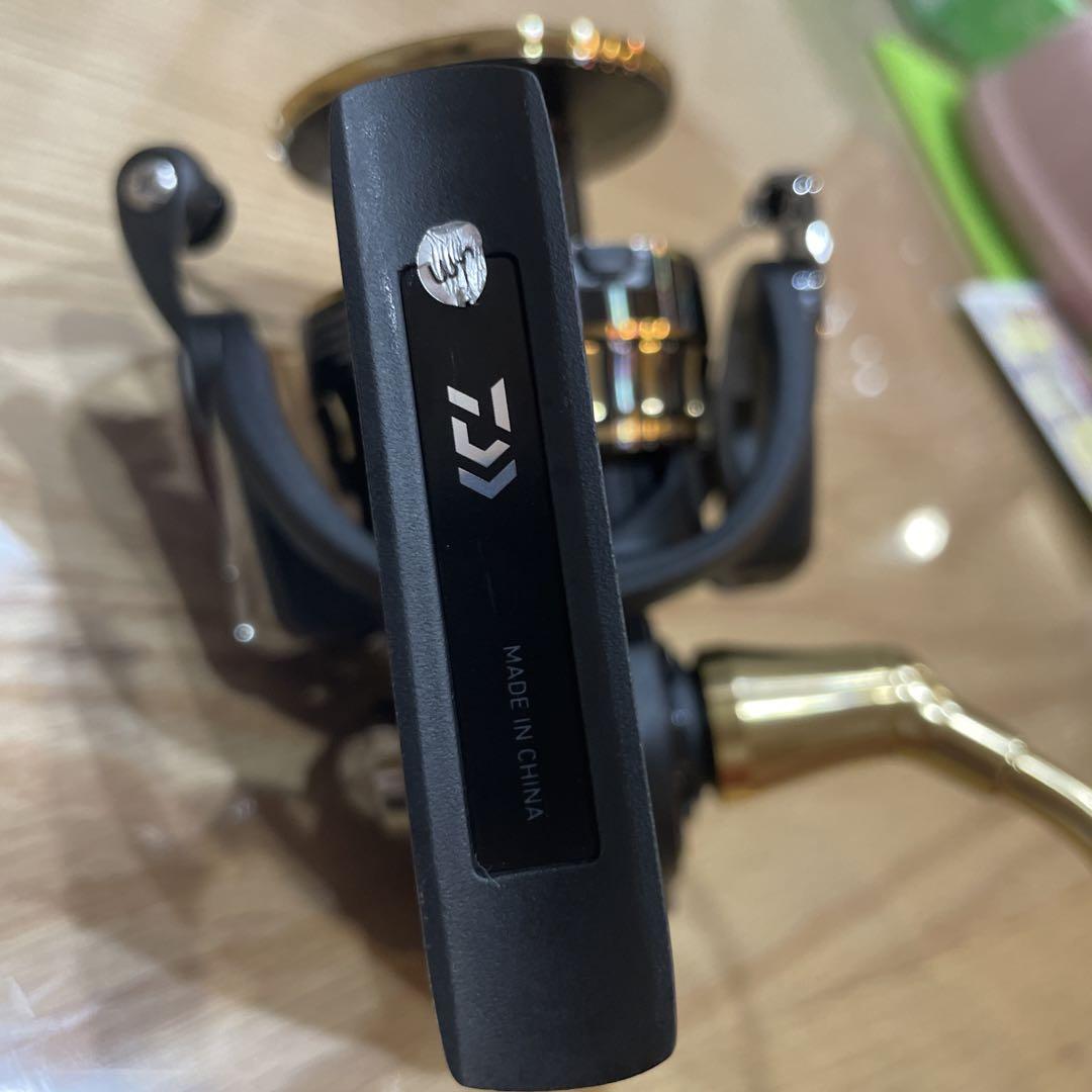 郵送買取 新品5台以上送料無料キャンペーン中！！  ダイワ 23BG リール 【傷あり】 6000DH SW リール