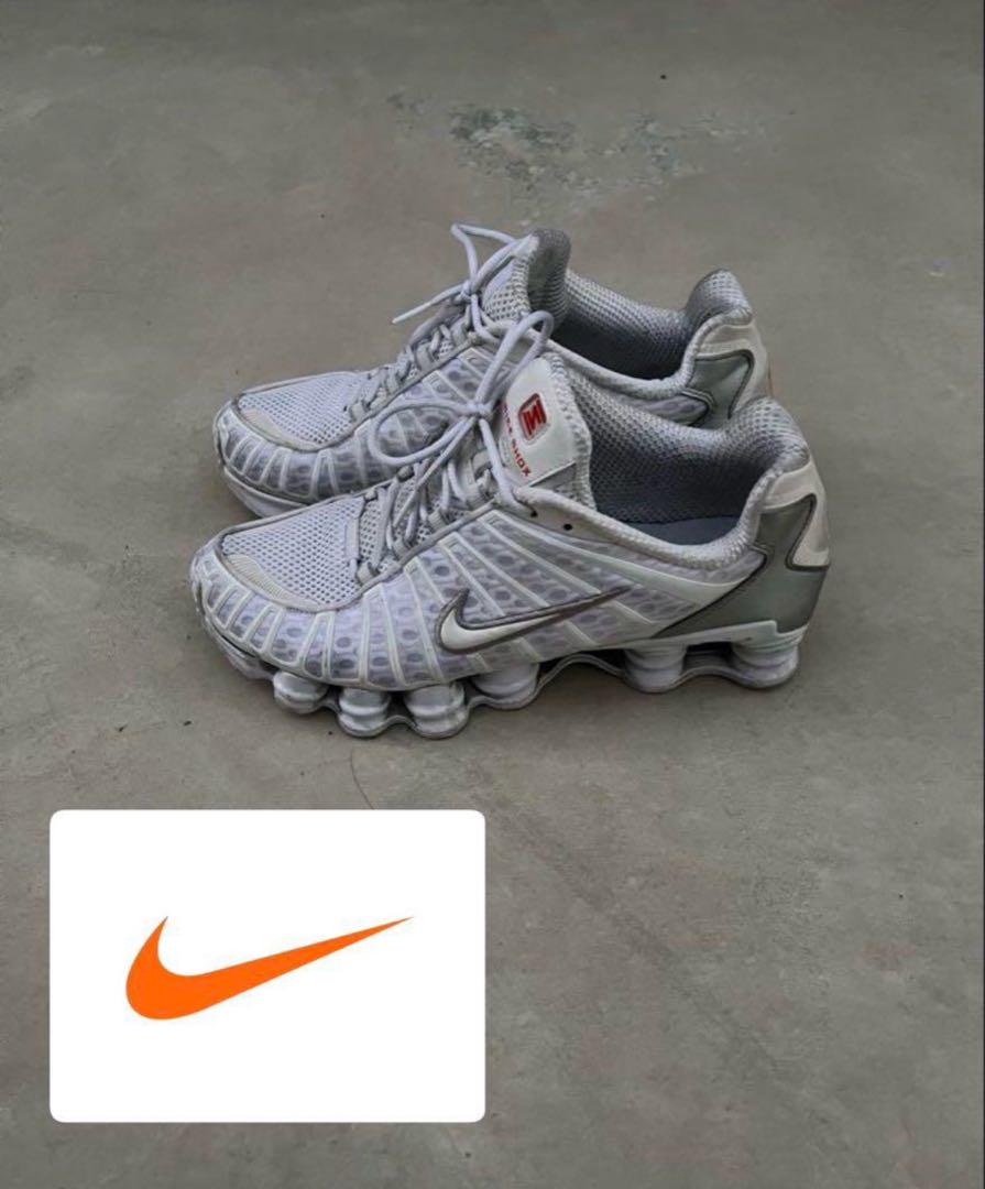 Nike Shox ホワイト スニーカー