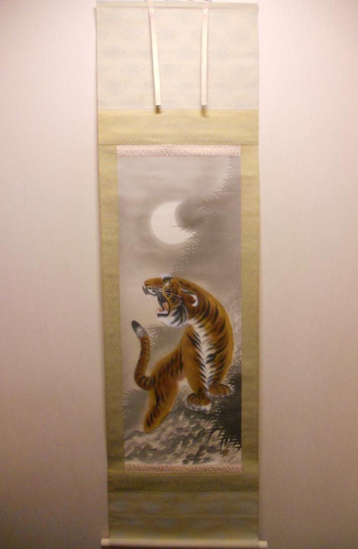 掛け軸 翠古 作『 猛虎之図 』 猛虎 絹本 希少 軸装 茶道具 掛軸 美品 掛け軸 翠古 作『 猛虎之図 』 猛虎 絹本 希少 軸装 茶道具 掛軸