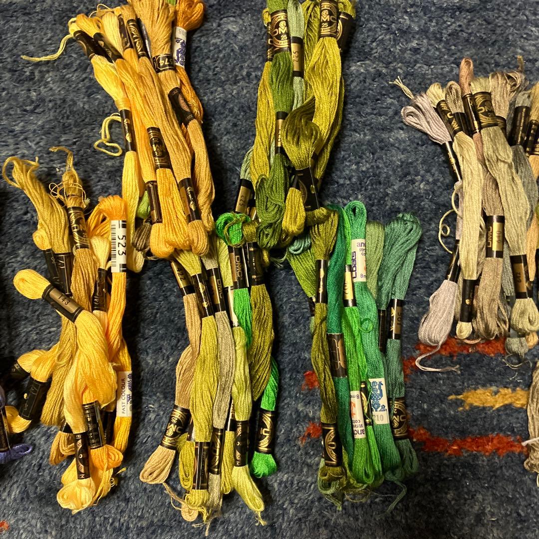 DMC 刺繍糸セット (5グラム未使用9組 : 一部使用200組)使用済40色 DMC 刺繍糸セット (5グラム未使用9組 : 一部使用200組)使用済40色