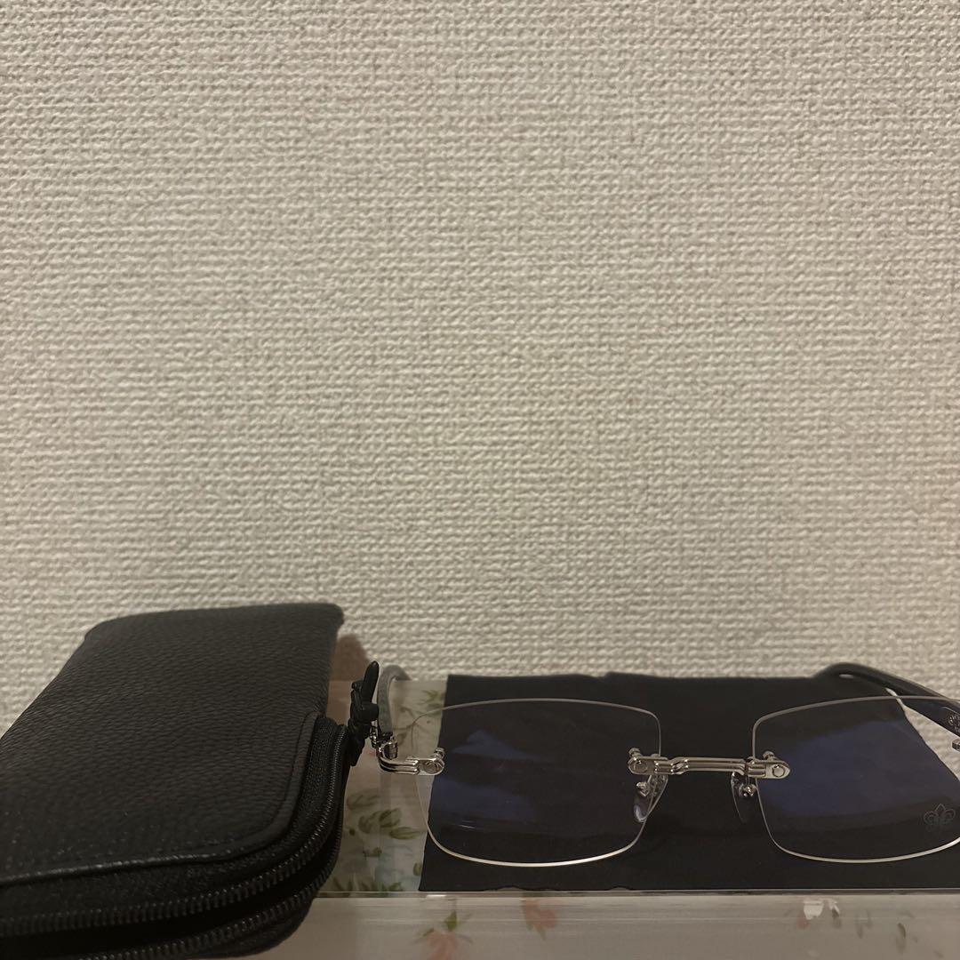 リムレスメガネとケース