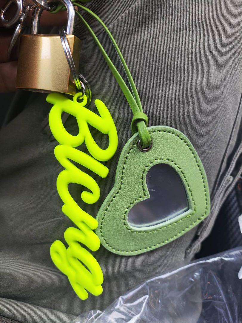 早い者勝ち!】BALENCIAGA ロゴ ラバーキーホルダー イエロー
