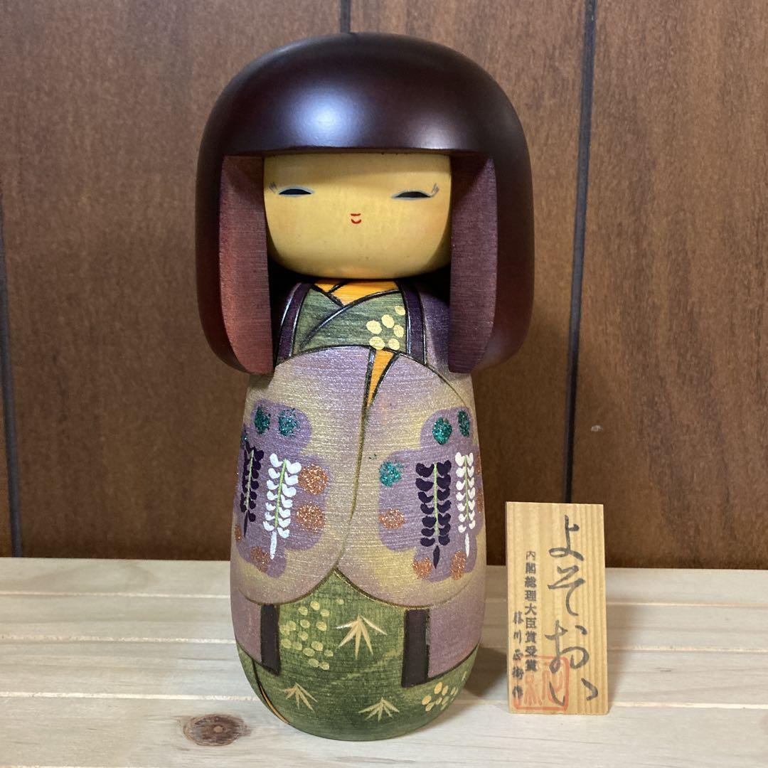 伝統的な日本のこけし人形