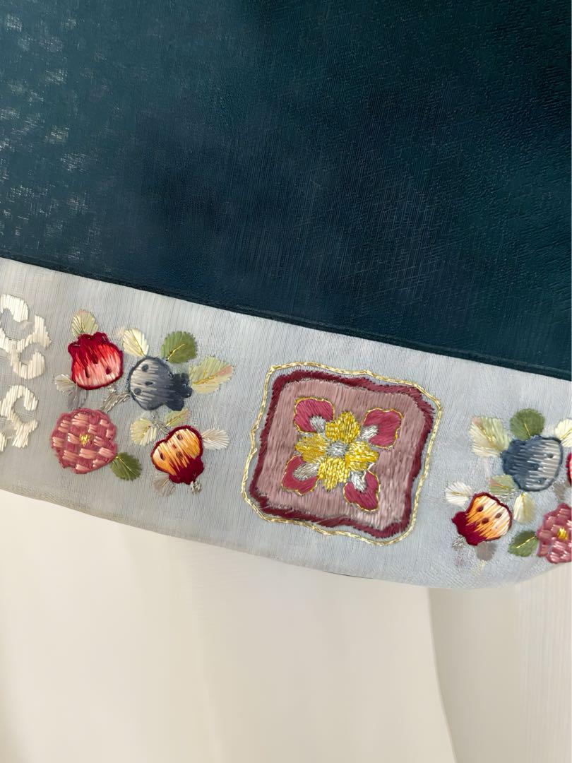 清楚で可愛い刺繍が特徴のチマチョゴリ 清楚で可愛い刺繍が特徴のチマチョゴリ