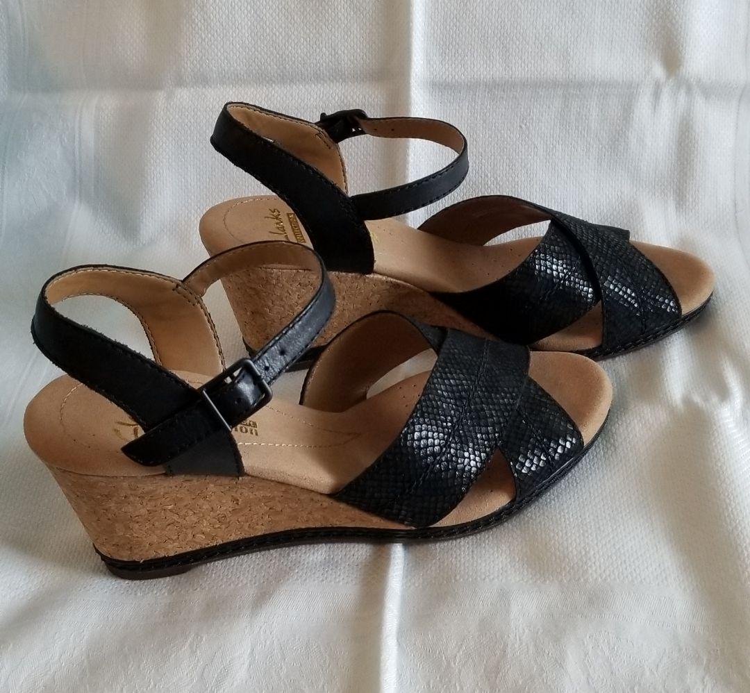 CLARKS サンダル 軽量 ウエッジ ストラップ ブラック ☆新品未使用 Clarks ブラックウェッジサンダル - メルカリ