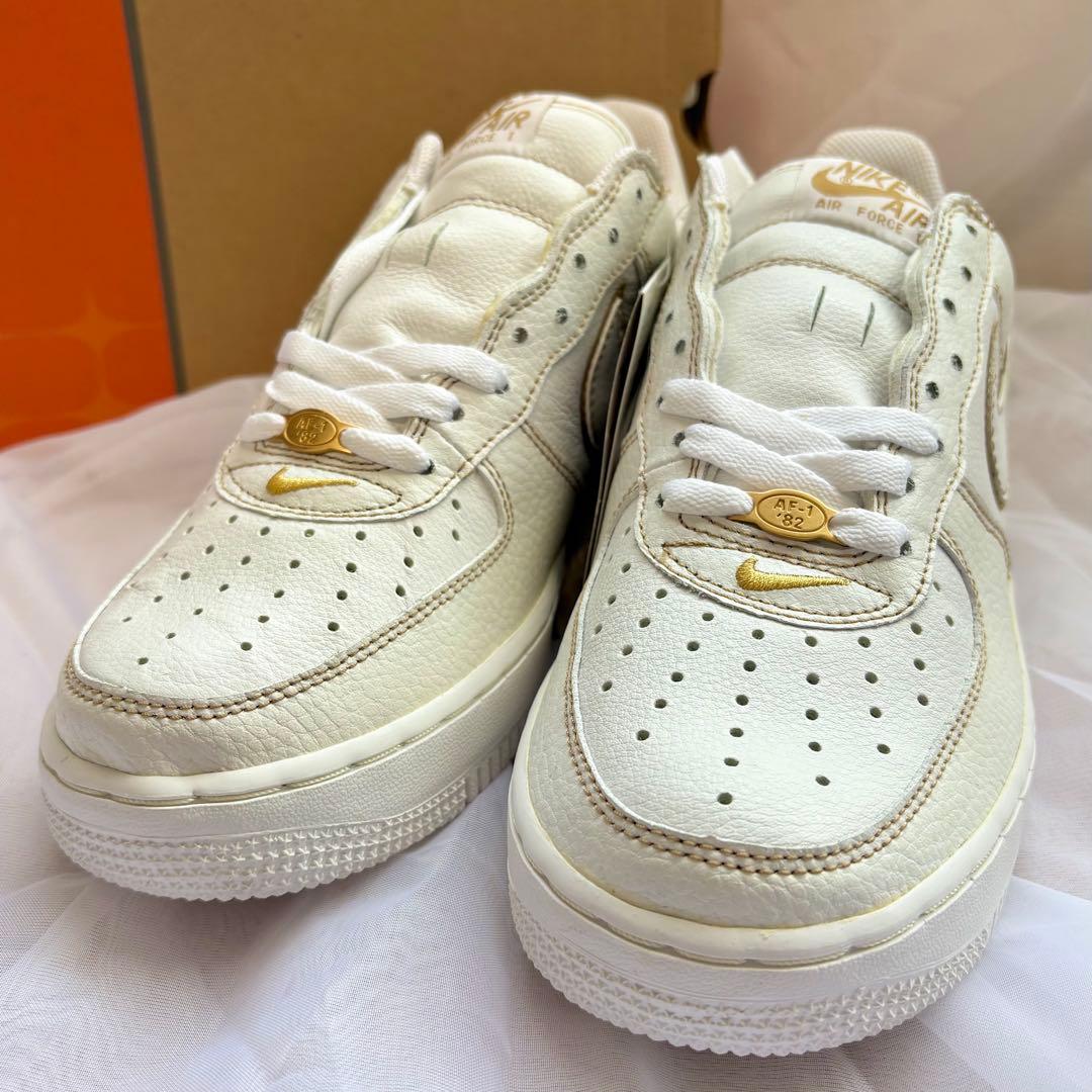 【タグ付き】【レア】Nike Air Force 1 ホワイト/ゴールド 【タグ付き】【レア】Nike Air Force 1 ホワイト/ゴールド