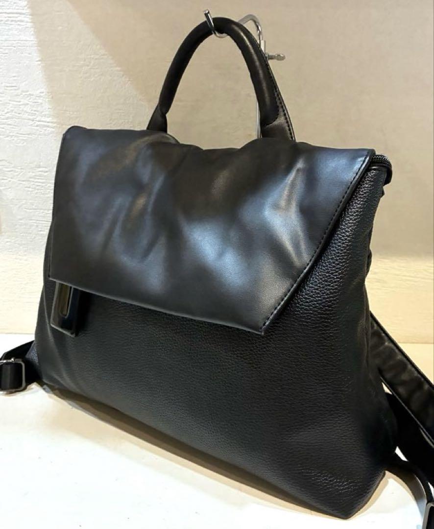 【美品】ear PAPILLONNER 樹脂チャームフラップリュック 黒