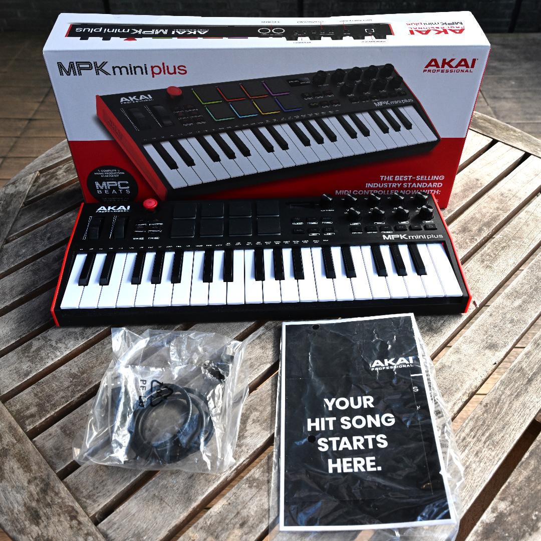 AKAI MPK mini play MIDI キーボード(箱あり) AKAI Professionalの新たなMIDIキーボード、MPK mini plusをご