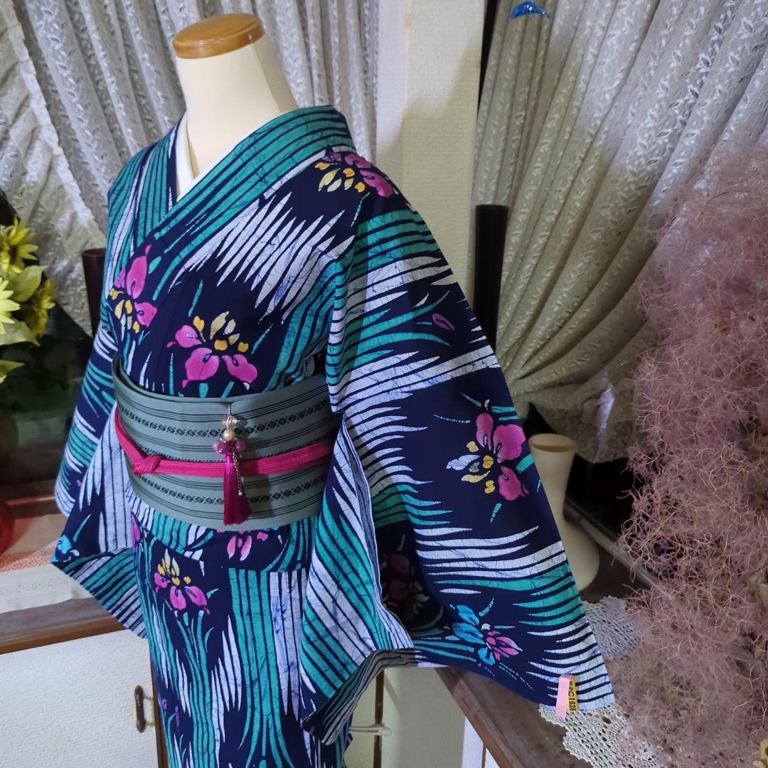 素敵です、紺の地に咲く菖蒲が色艶やかな染め色を見せる、美しい藍染めの浴衣です