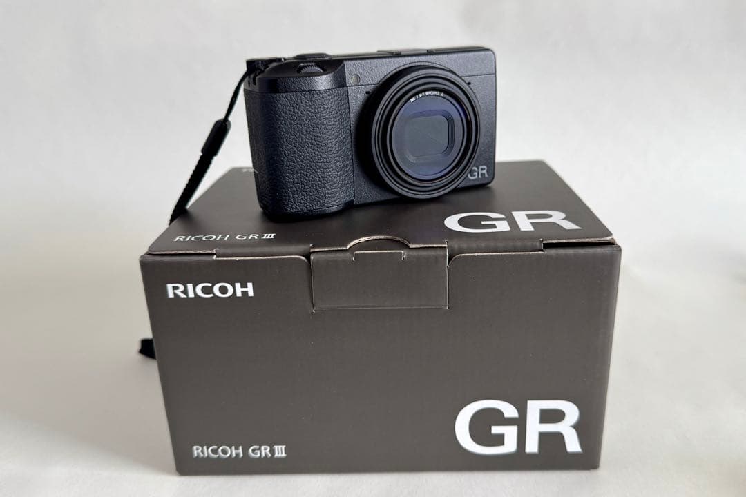 RICOH GR III (ショット数2667枚 保証期限内 おまけ付)