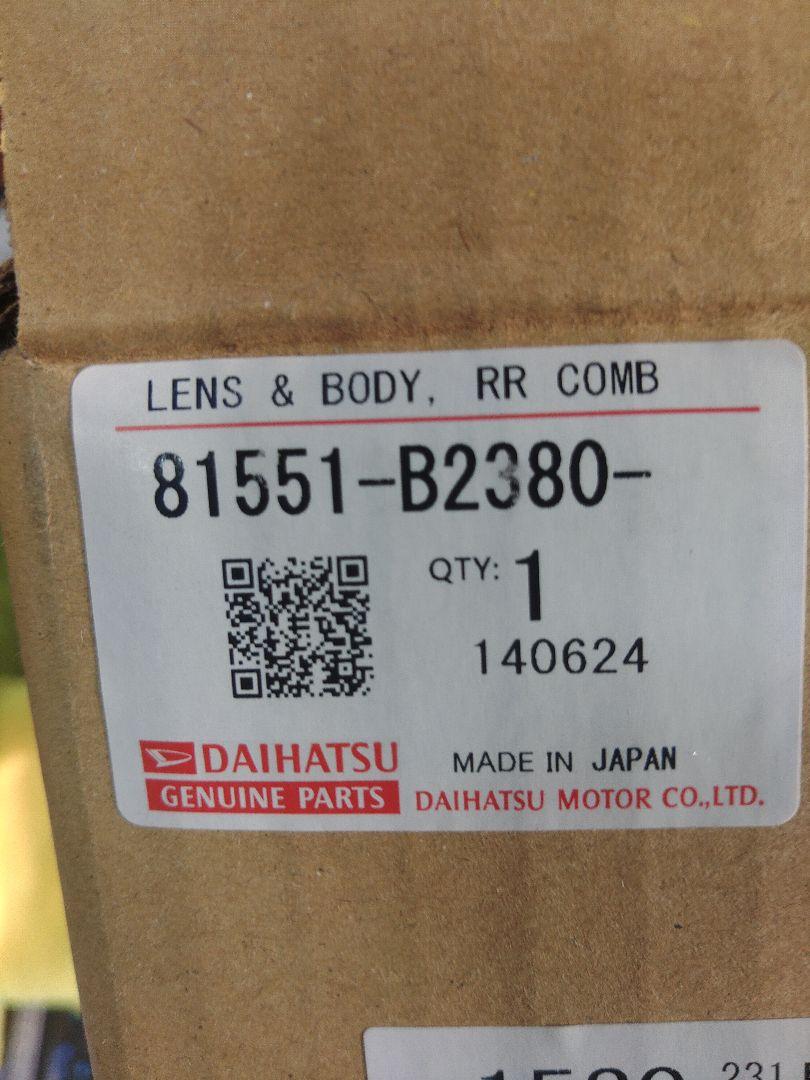 美品　即日発送　ダイハツ　ウェイク　右テールランプ
